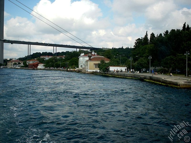 Denizden Kuzguncuk sahili ve Tahtal Cami.
