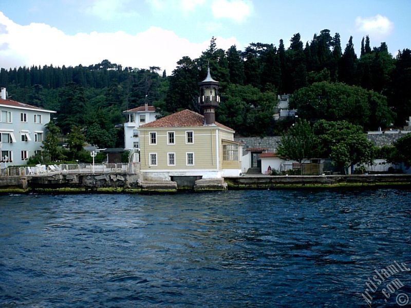 Denizden Kuzguncuk sahili ve Tahtal Cami.
