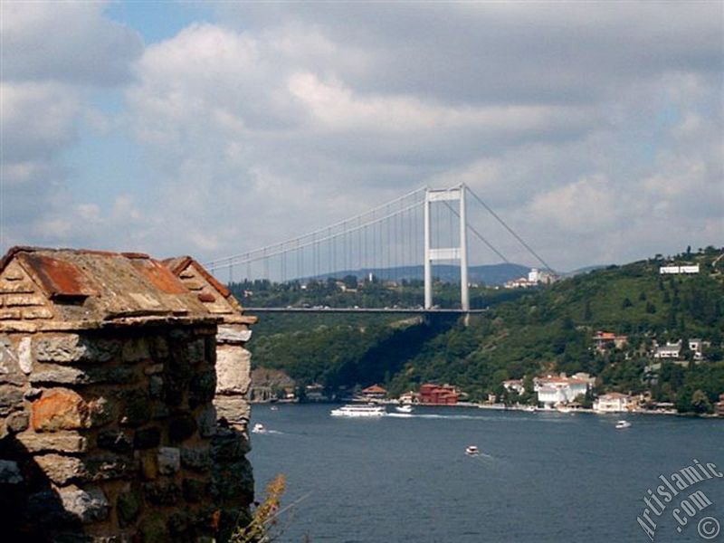 Bebek sahilinde bulunan, Fatih Sultan Mehmet`in stanbul`u fethetmeden nce yaptrd Rumeli Hisar burlarndan sahil ve Fatih Sultan Mehmet Kprsne bak.
