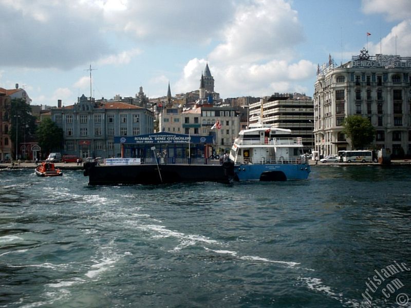 Karaky sahilinde hzl deniz otobs ve arkada stte Galata Kulesi.
