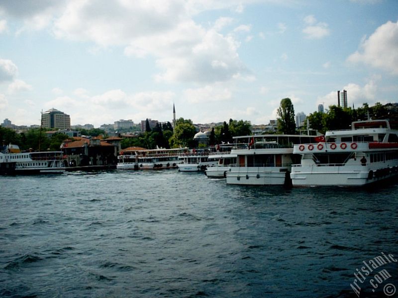 Denizden Beikta sahili, iskele ve arkada Sinan Paa Camisi.
