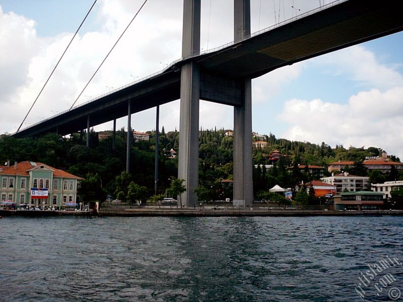 Denizden Ortaky sahili ve Boaz Kprsnn ayaklar.
