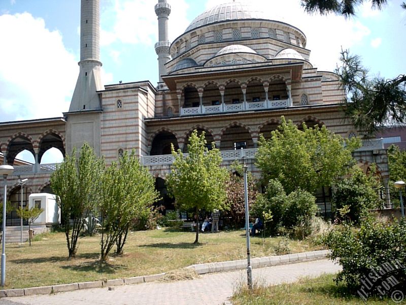 skdar Altunizade`de bulunan Marmara niversitesi lahiyat Fakltesi ve Camisi`nden bir grn.
