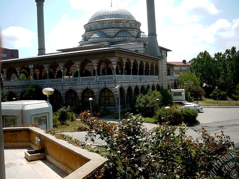 skdar Altunizade`de bulunan Marmara niversitesi lahiyat Fakltesi ve Camisi`nden bir grn.
