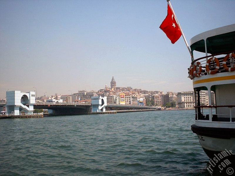 Eminn sahilinden Karaky sahili, Yeni Galata Kprs, Galata Kulesi ve bir vapurda dalgalanan Trk Bayramza bak.
