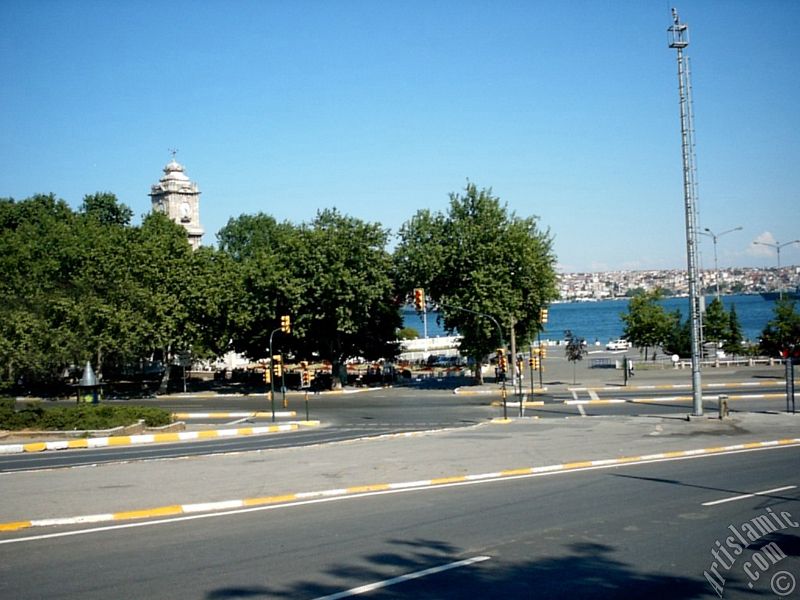 stanbul Dolmabahe sahili ve saat kulesi.
