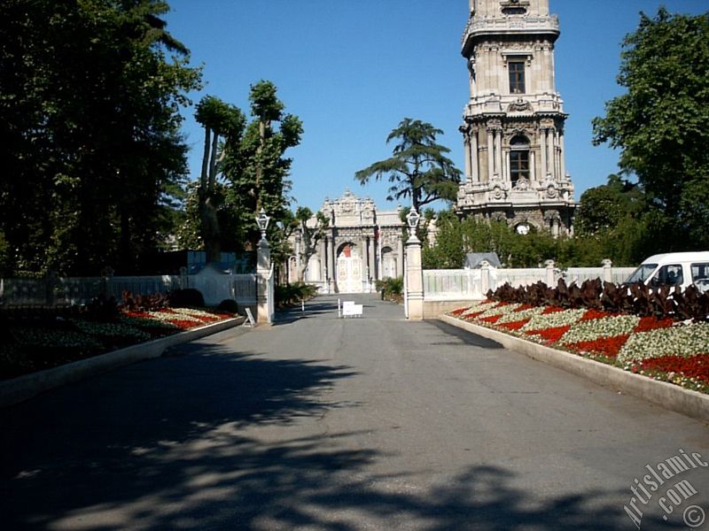 stanbul Dolmabahe Saray giri kaps ve saat kulesi.
