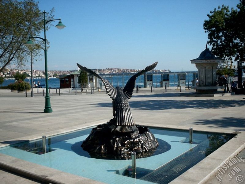 stanbul Beikta sahilinde bir park ve ufukta grnen skdar srtlar.
