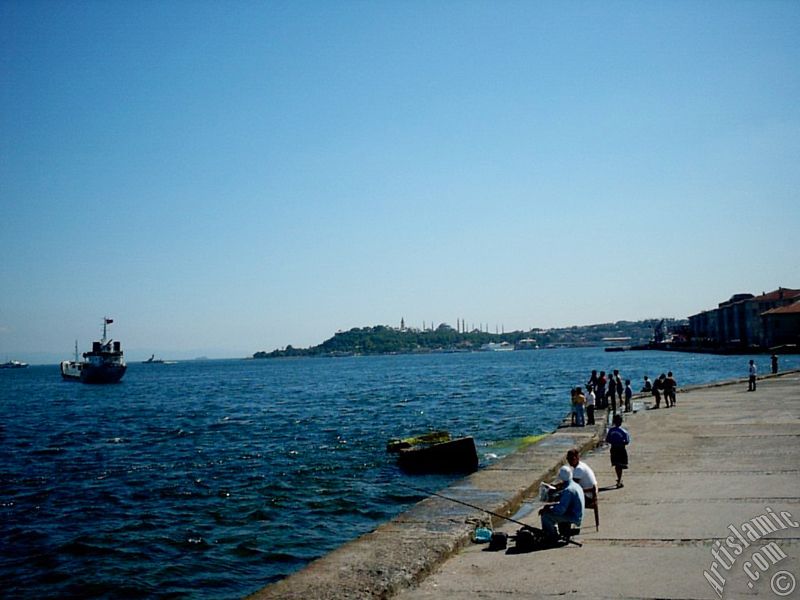 stanbul Kabata sahilinde Fndkl Park`nda balk tutanlar ve Sarayburnu srtlar, Topkap Saray, Ayasofya Camisi ve Sultan Ahmet Camisi`ne doru bak.
