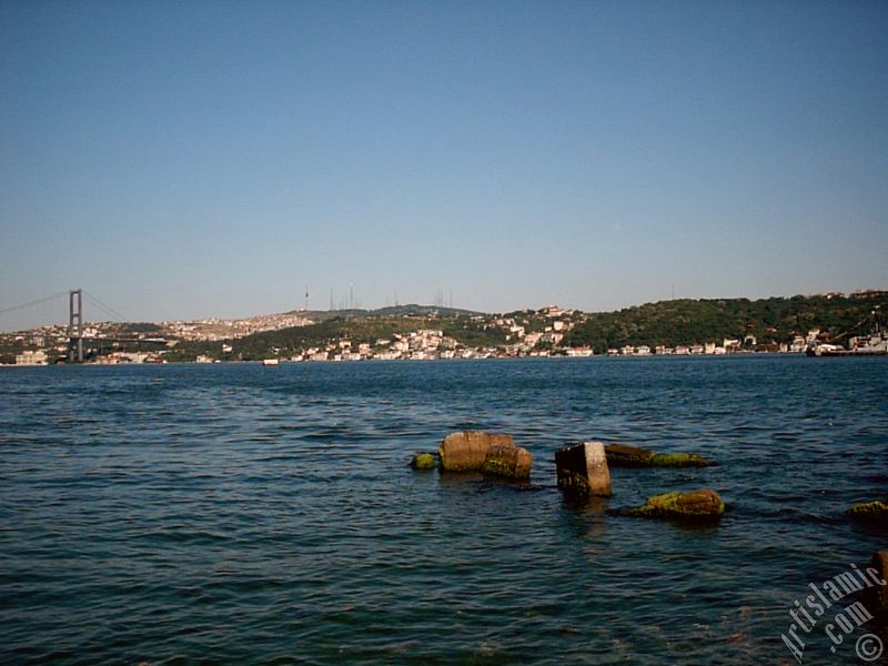 stanbul Beikta sahilinde bir parktan Boaz Kprs, amlca Tepesi ve skdar-Beylerbeyi srtlarna bak.
