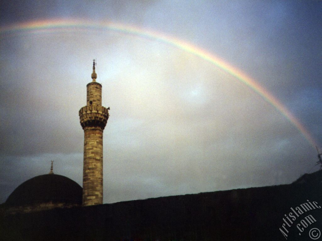 stanbul`daki skender Paa Camisi zerinde yamur sonras grlen bir gkkua.
