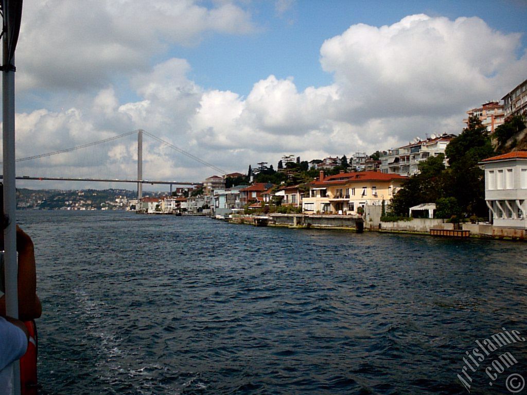 Denizden Kuzguncuk sahiline bak.
