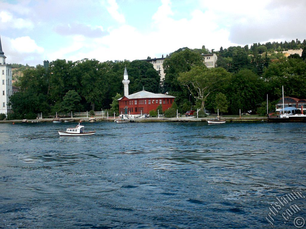 Denizden Kuleli Mahallesi sahili, cami ve kayk.
