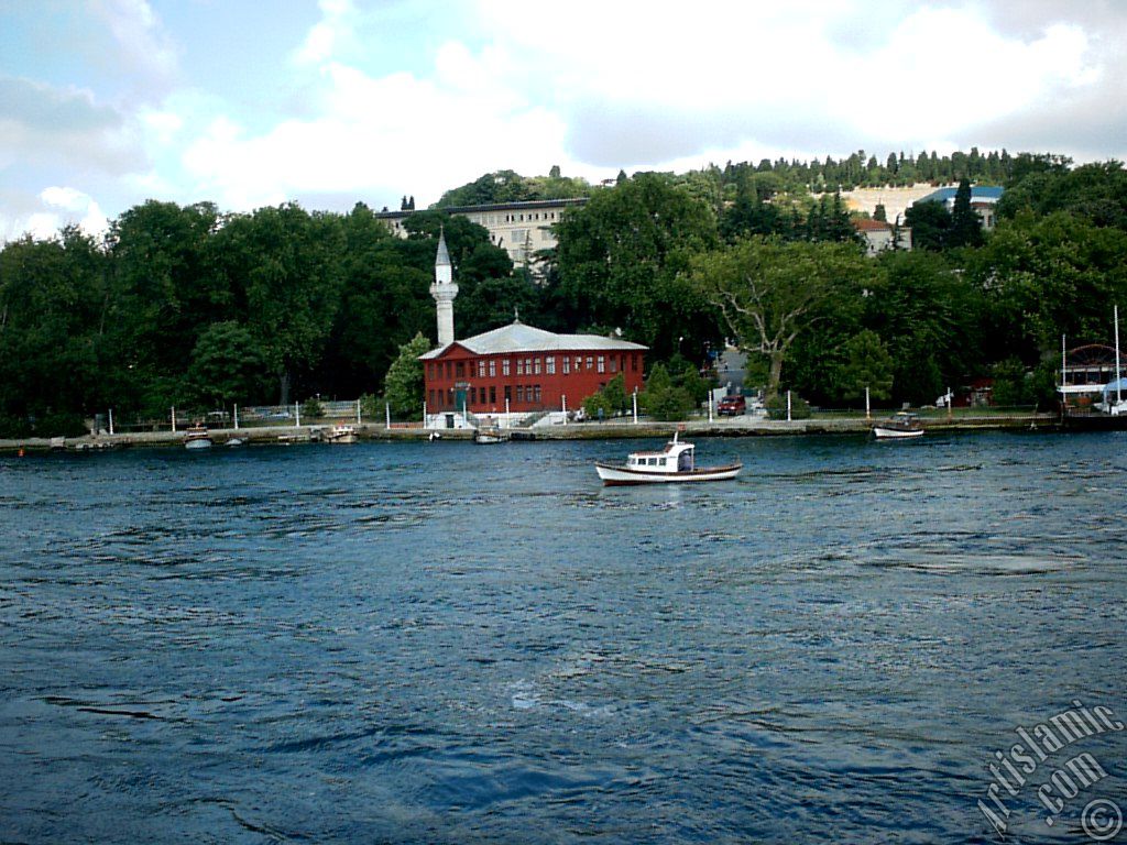 Denizden Kuleli Mahallesi sahili, cami ve kayk.
