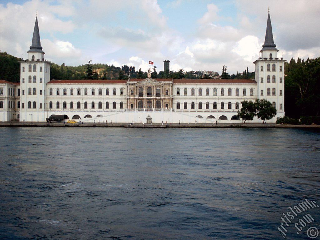 Denizden Kuleli Mahallesi sahili ve Kuleli Askeri Lisesine bak.
