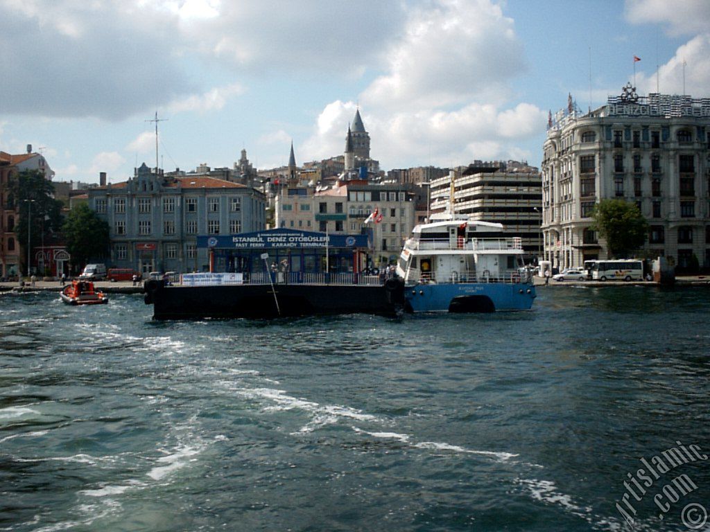 Karaky sahilinde hzl deniz otobs ve arkada stte Galata Kulesi.
