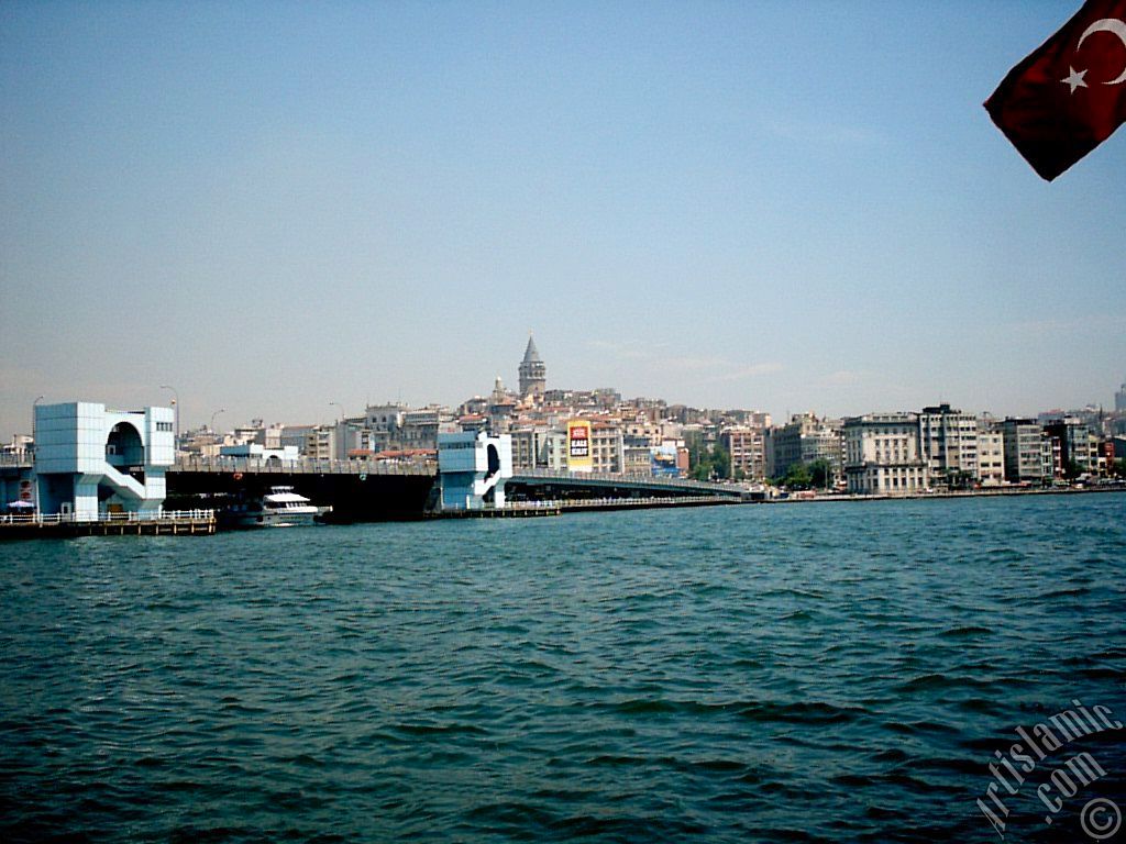 Eminn sahilinden Karaky sahili, Yeni Galata Kprs, Galata Kulesi ve bir vapurda dalgalanan Trk Bayramza bak.
