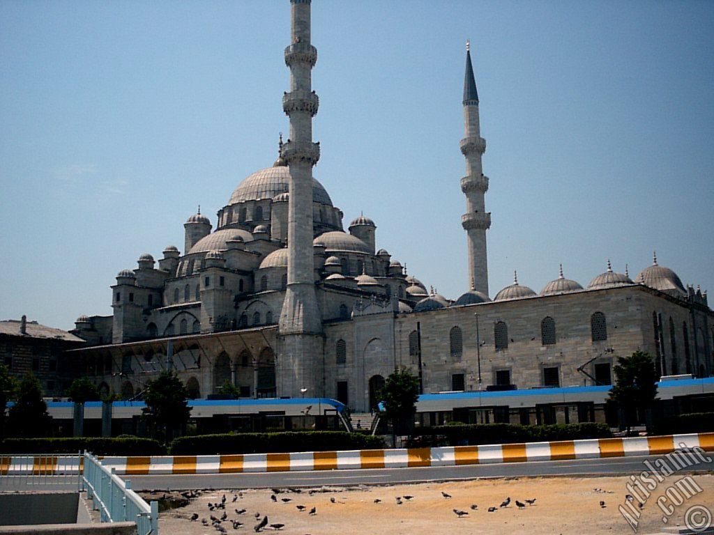 Eminn`den Yeni Cami`ye bak.
