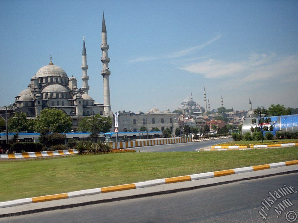 Eminn`den Yeni Cami, Sleymaniye Camisi ve alt ksmnda Rstem Paa Camisi`ne bak.
