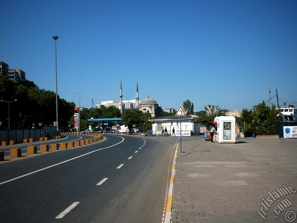 stanbul Kabata skelesi nnden Dolmabahe Valide Sultan Camisine bak.
