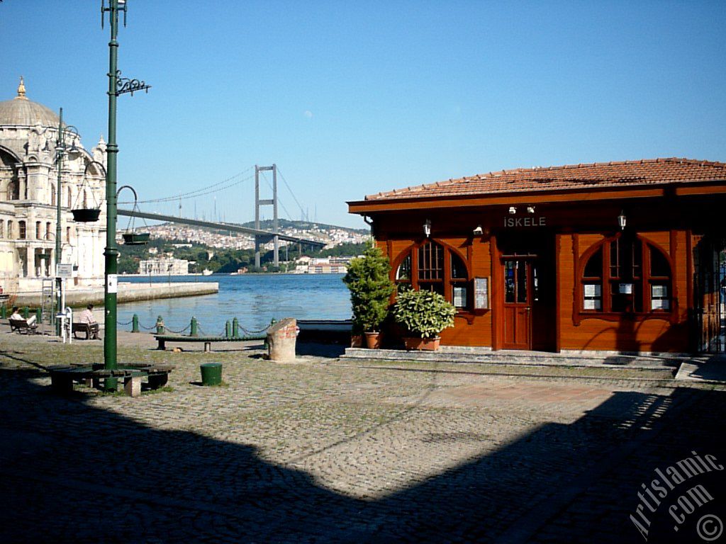 stanbul Ortaky sahilinden iskele, Boaz Kprs, Ortaky Camisi ve Boaz Kprsnn sa aya zerinde gndz vakti grlen ay.
