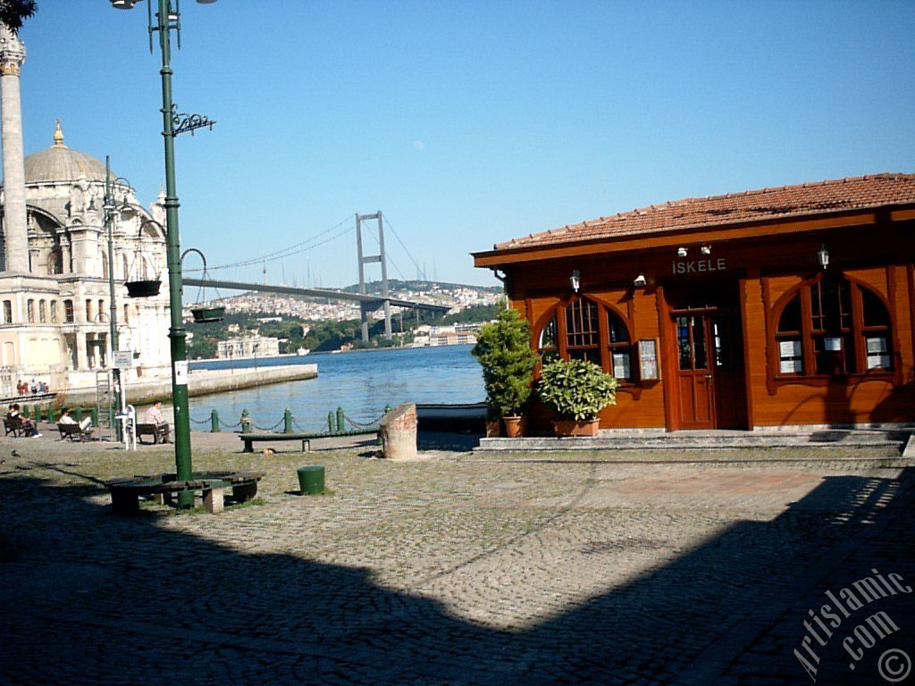 stanbul Ortaky sahilinden iskele, Boaz Kprs, Ortaky Camisi ve Boaz Kprsnn sa aya zerinde gndz vakti grlen ay.
