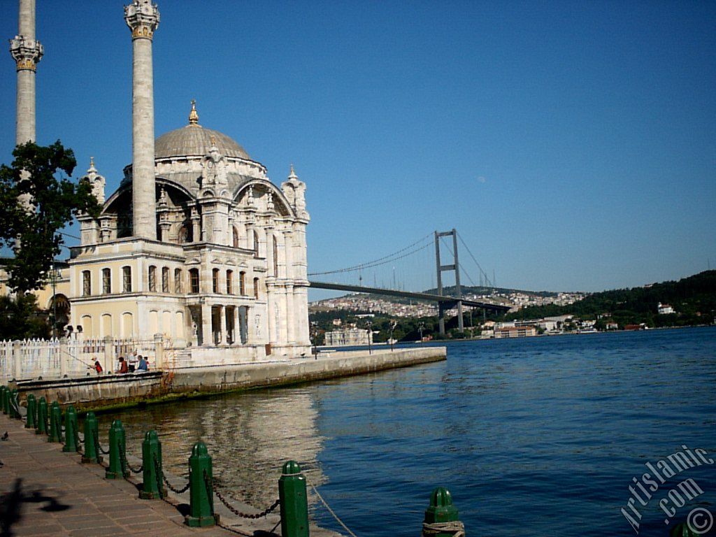 stanbul Ortaky sahilinden Boaz Kprs, Ortaky Camisi ve Boaz Kprsnn sa aya zerinde gndz vakti grlen ay.
