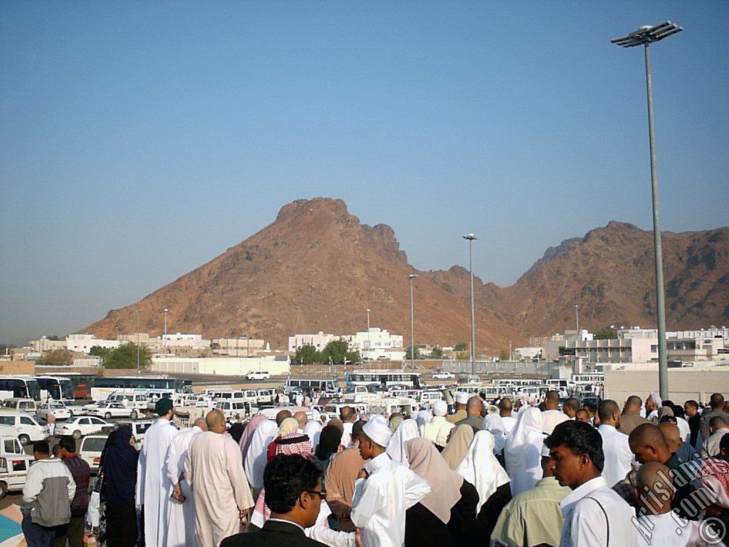 Medine`de Uhud Dalar, Uhud Savann yapld alan ve bu meknlar ziyarete gelmi haclar.
