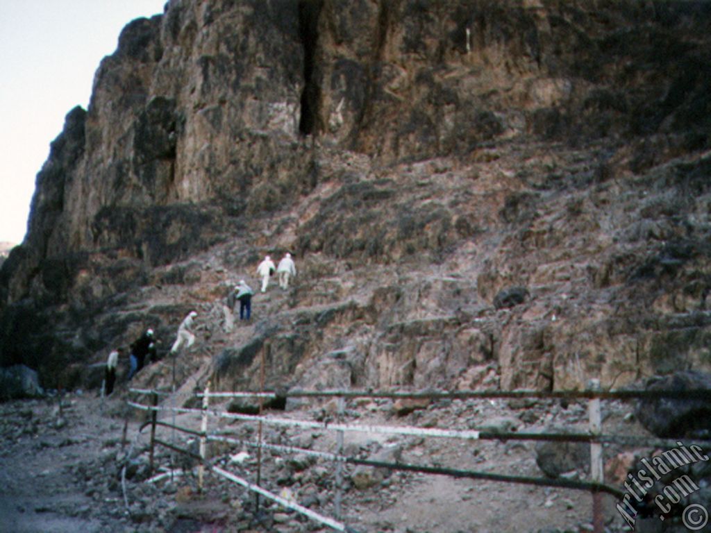 Medine`de Uhud Da`nn eteklerinde yer alan ve Peygamber Efendimiz`in Uhud Sava`nda yaralandnda trmanarak tedavi grd rivayet edilen maarann girii ve oraya trmanan haclar.
